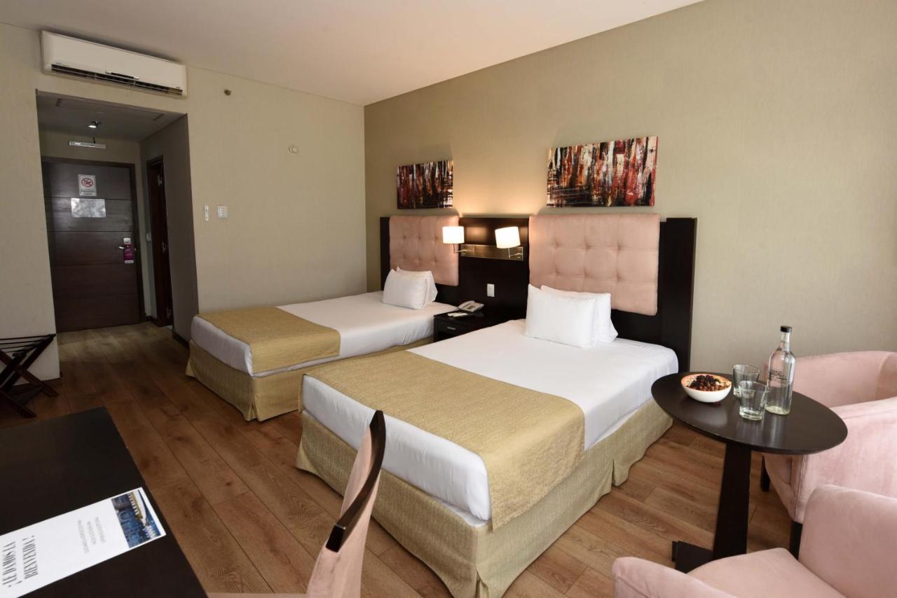 ฮาวเวิร์ด จอห์นสัน โฮเต็ล แอนด์ คอนเวนชั่น เซ็นเตอร์ เอเซย์ซา Hotel ภายนอก รูปภาพ