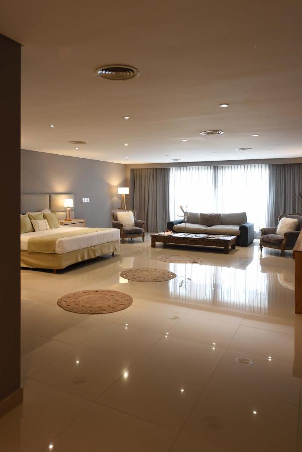 ฮาวเวิร์ด จอห์นสัน โฮเต็ล แอนด์ คอนเวนชั่น เซ็นเตอร์ เอเซย์ซา Hotel ภายนอก รูปภาพ