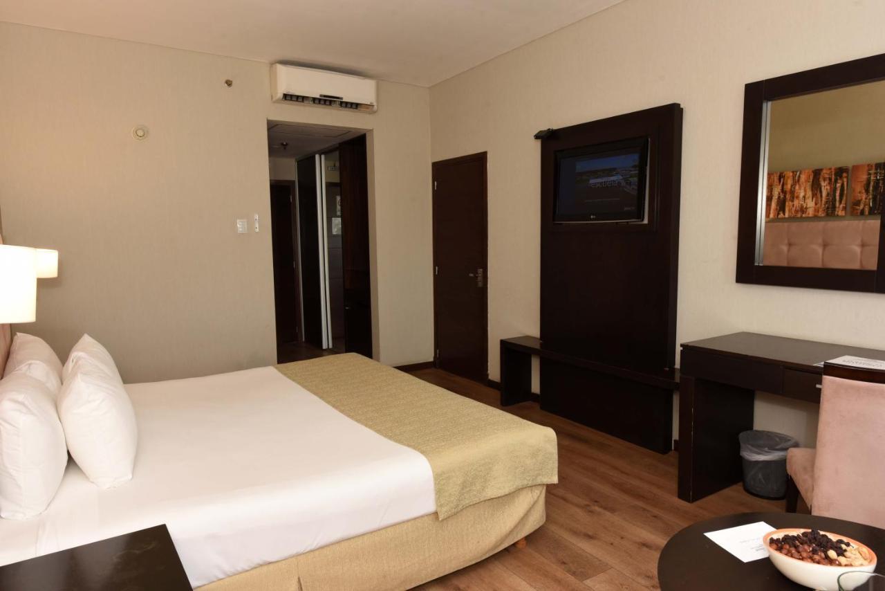 ฮาวเวิร์ด จอห์นสัน โฮเต็ล แอนด์ คอนเวนชั่น เซ็นเตอร์ เอเซย์ซา Hotel ภายนอก รูปภาพ