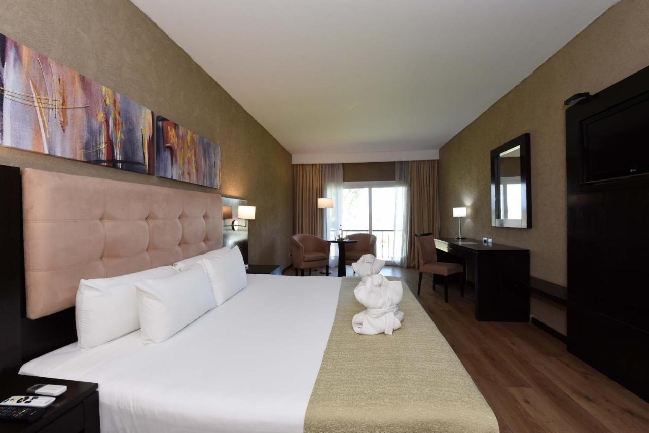 ฮาวเวิร์ด จอห์นสัน โฮเต็ล แอนด์ คอนเวนชั่น เซ็นเตอร์ เอเซย์ซา Hotel ภายนอก รูปภาพ