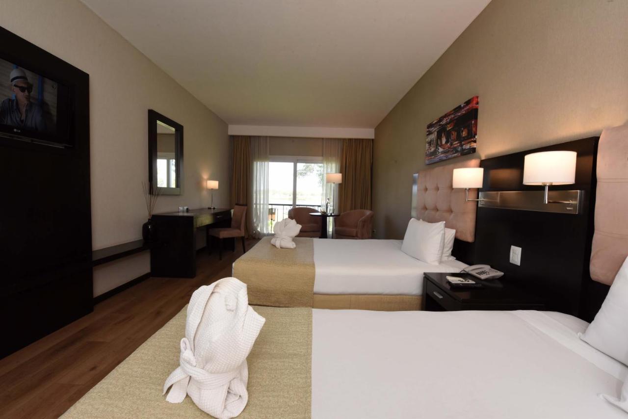ฮาวเวิร์ด จอห์นสัน โฮเต็ล แอนด์ คอนเวนชั่น เซ็นเตอร์ เอเซย์ซา Hotel ภายนอก รูปภาพ